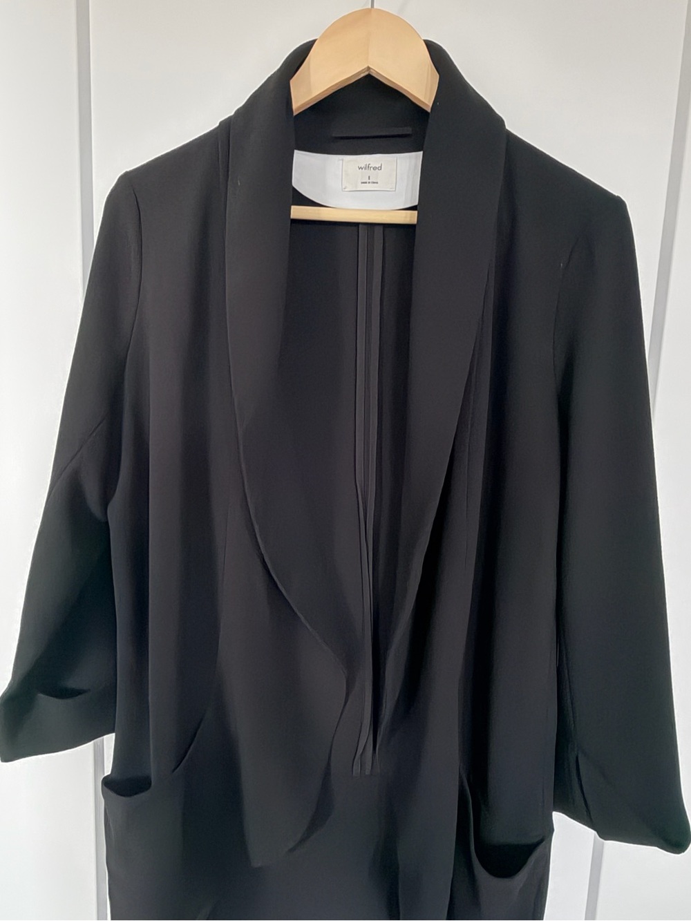Wilfred Black blazer in crepette